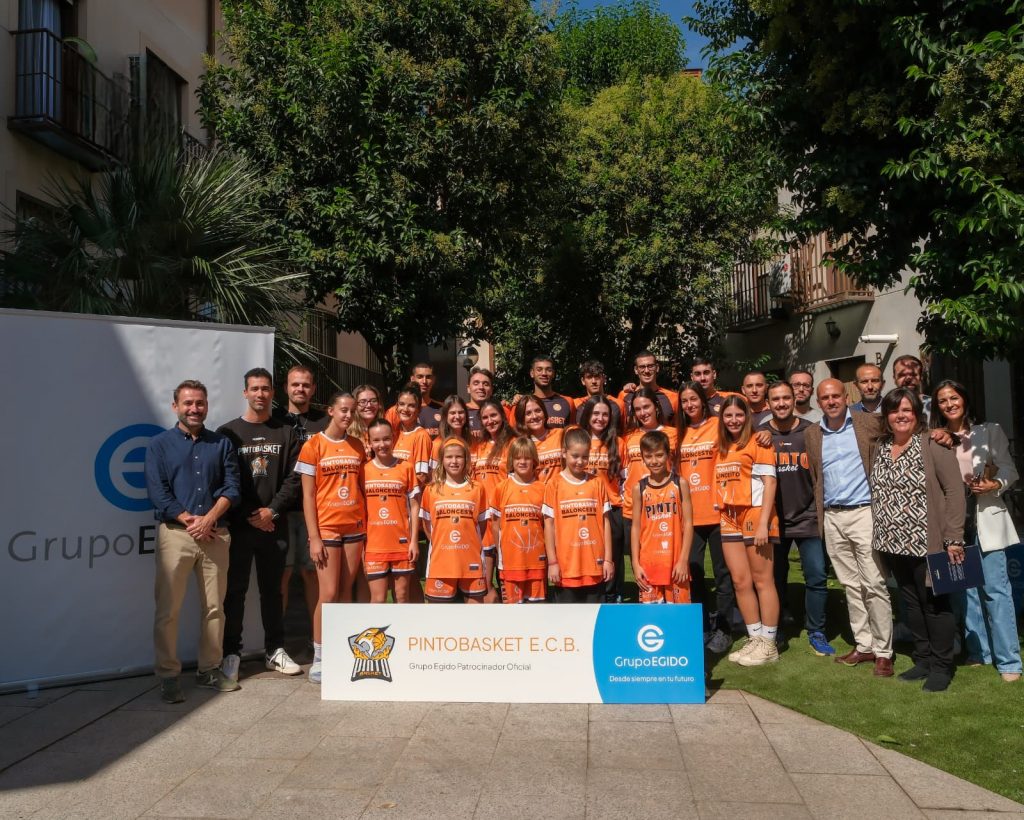 El Grupo Egido Pintobasket junto a miembros de Grupo Egido. Foto: Iván Atance.