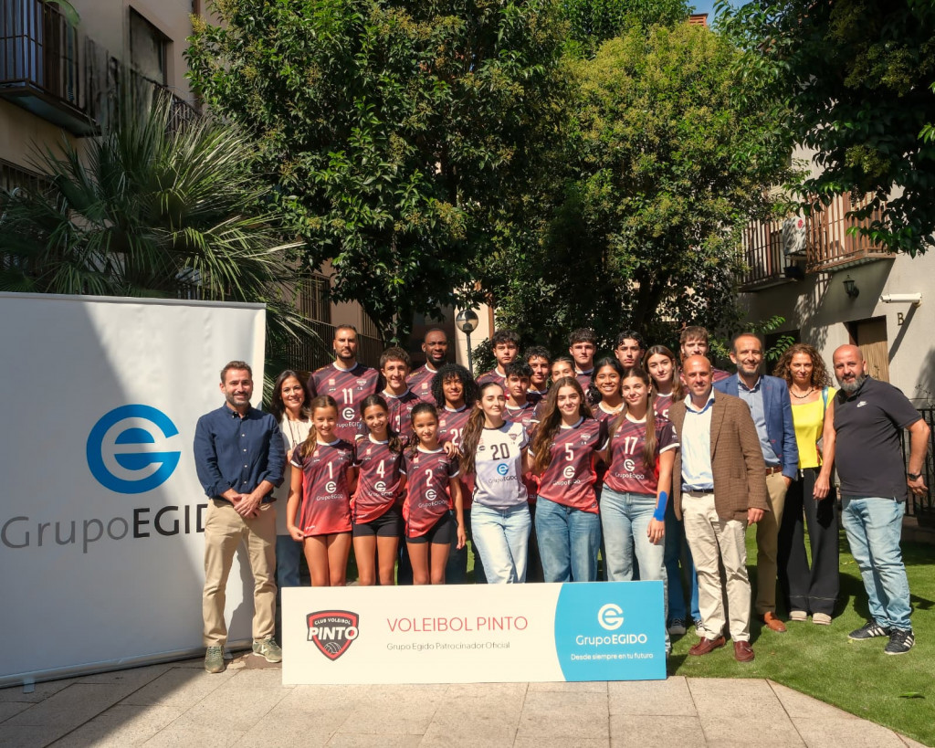 El Grupo Egido Voleibol Pinto junto a miembros de Grupo Egido. Foto: Iván Atance.