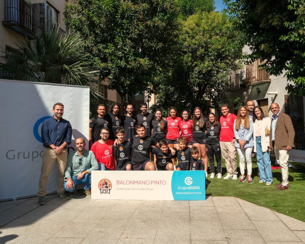 El Grupo Egido Club Balonmano Pinto junto a miembros de Grupo Egido. Foto: Iván Atance.