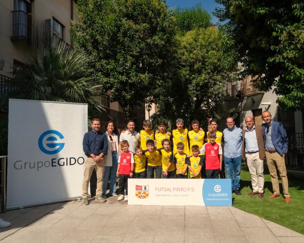 Pinto F.S. junto a miembros de Grupo Egido. Foto: Iván Atance.